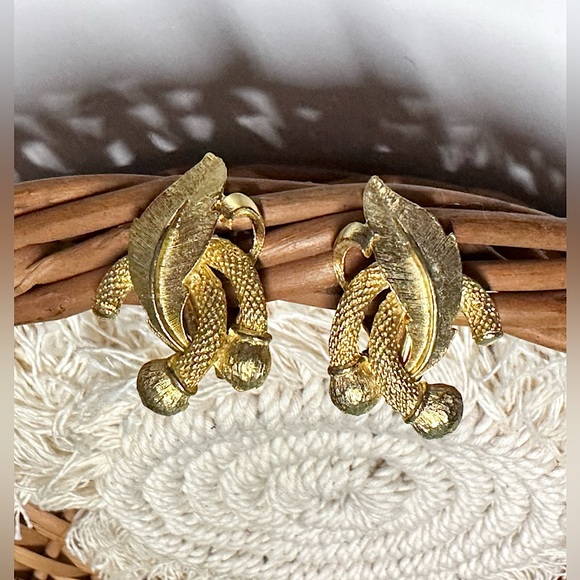 CHIC & Sophisticated VTG Gold Decorative Leaf Clip-Ons Hallmark Stamped Pat Pend - Picture 1 of 13